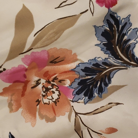 NWT Plus Size Floral Blouse - Picture 3 of 5
